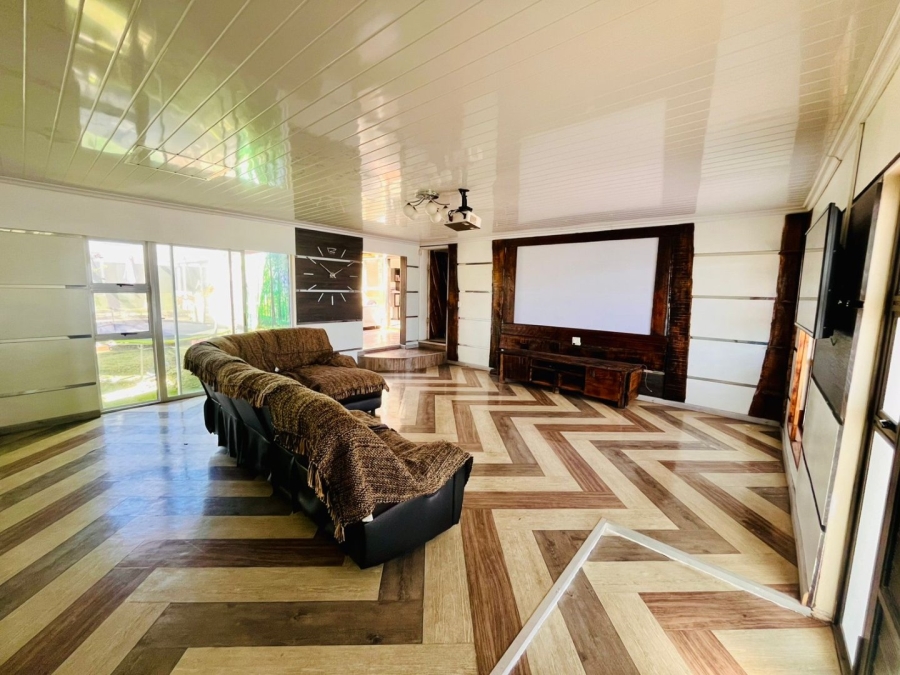 4 Bedroom Property for Sale in Wavecrest Western Cape